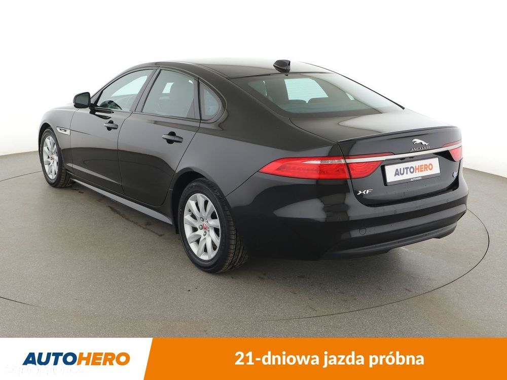 Jaguar XF 2.0 i4D R-Sport - 4