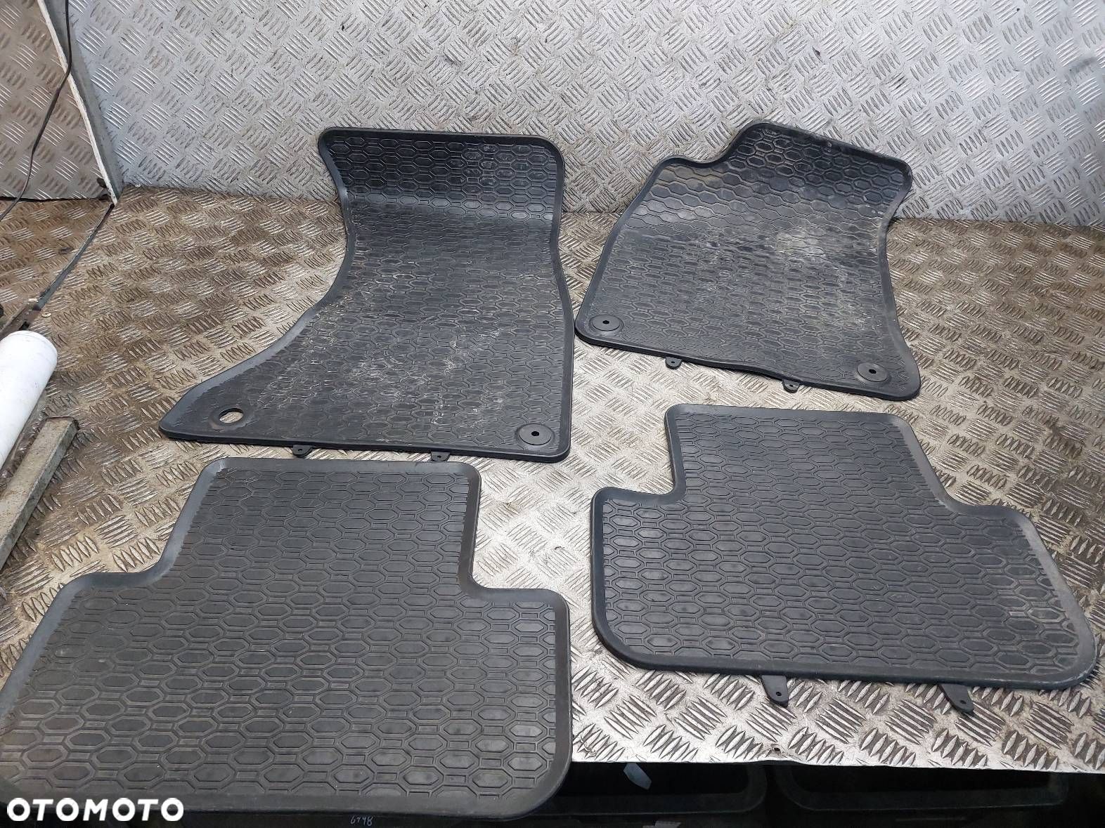 DYWANIK DYWANIKI KOMPLET WYCIERACZKI GUMOWE AUDI A4 B8 SEDAN - 1