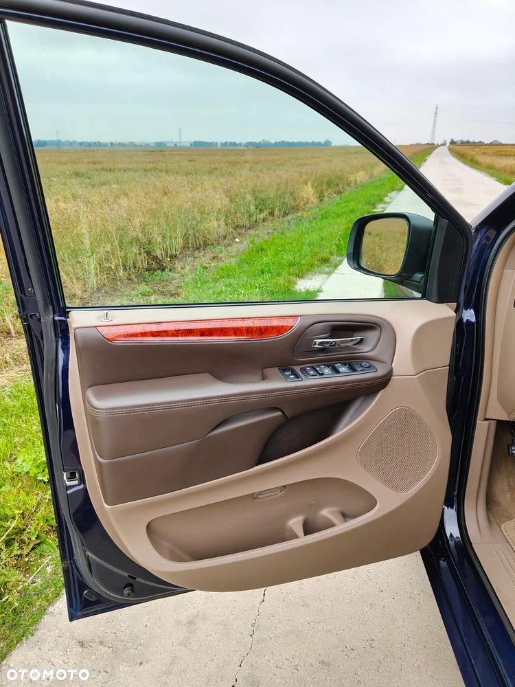 Chrysler Town & Country 3.6 Limited - 16
