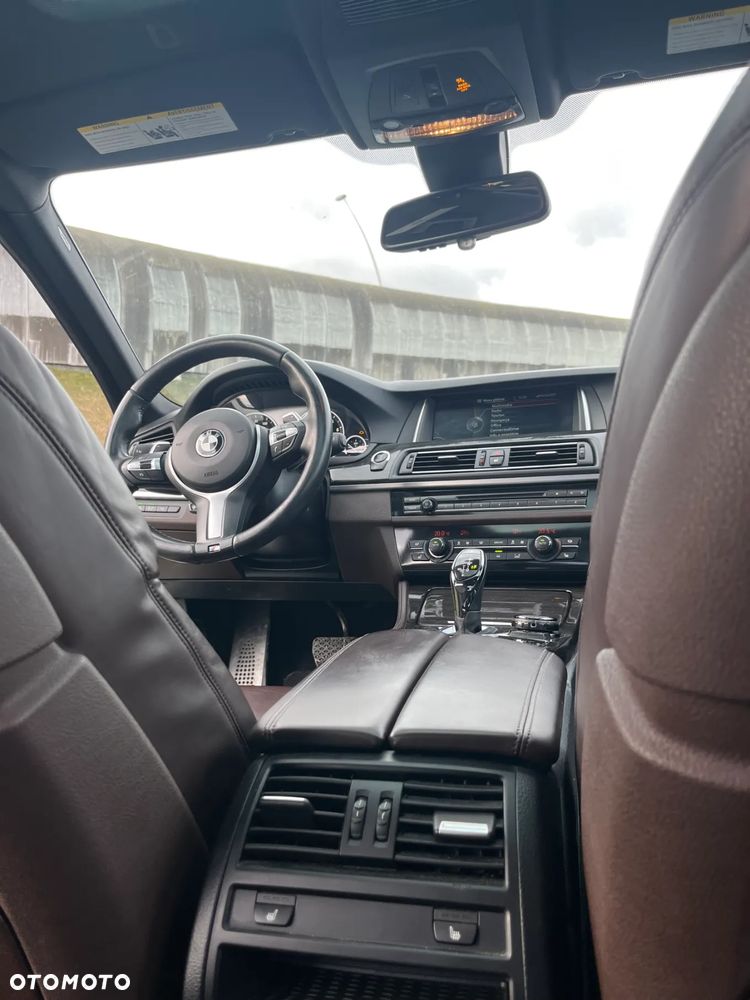 BMW Seria 5 550i xDrive - 38