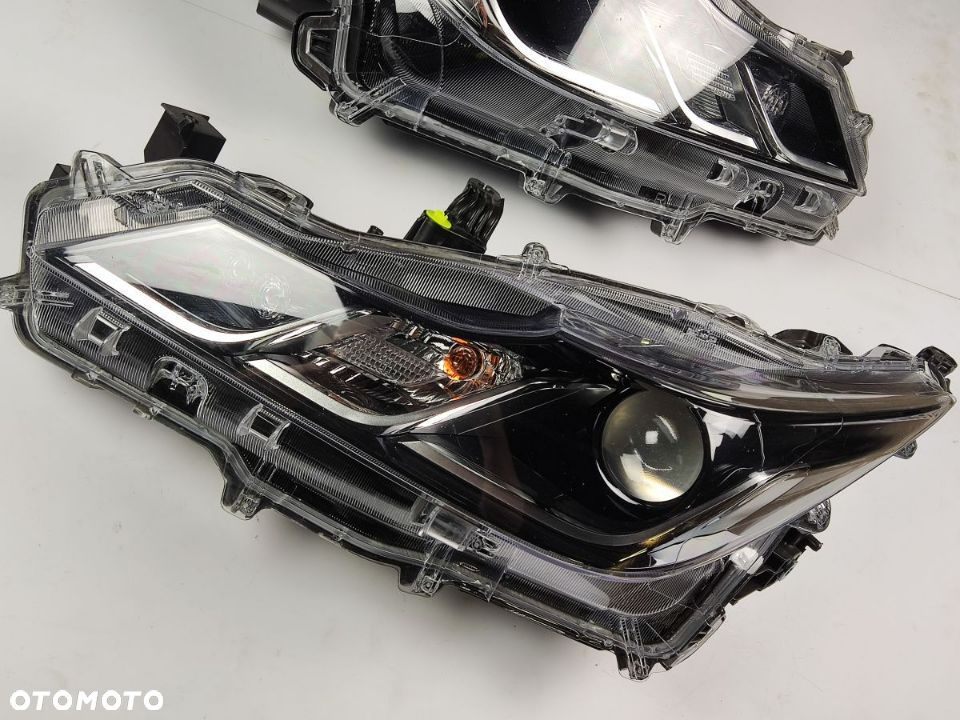 TOYOTA COROLLA E21 SEDAN 19 22r Lampa Przód Prawa i Lewa - 7