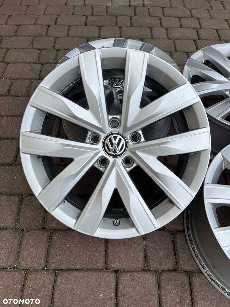 Oryginalne alufelgi VW 5x112 17 cali Czujniki Passat B8 Golf Touran
