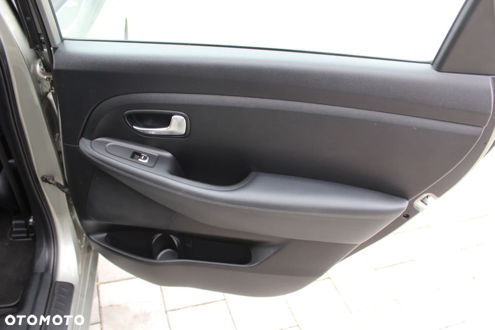 Kia Carens 1.6 GDI XL - 23