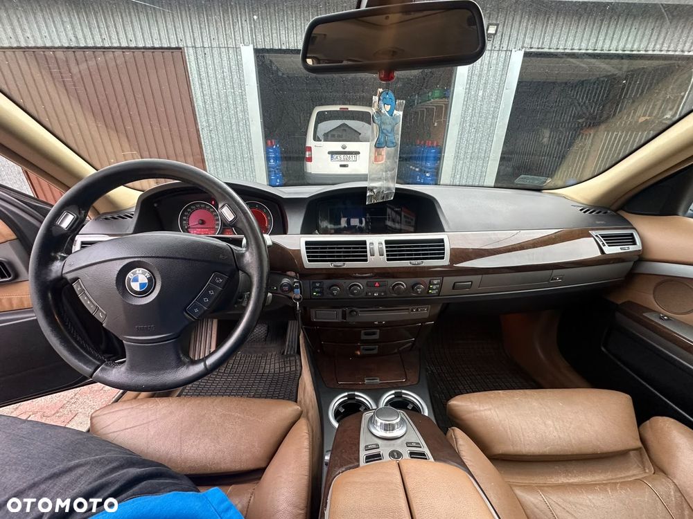 BMW Seria 7 745i - 10