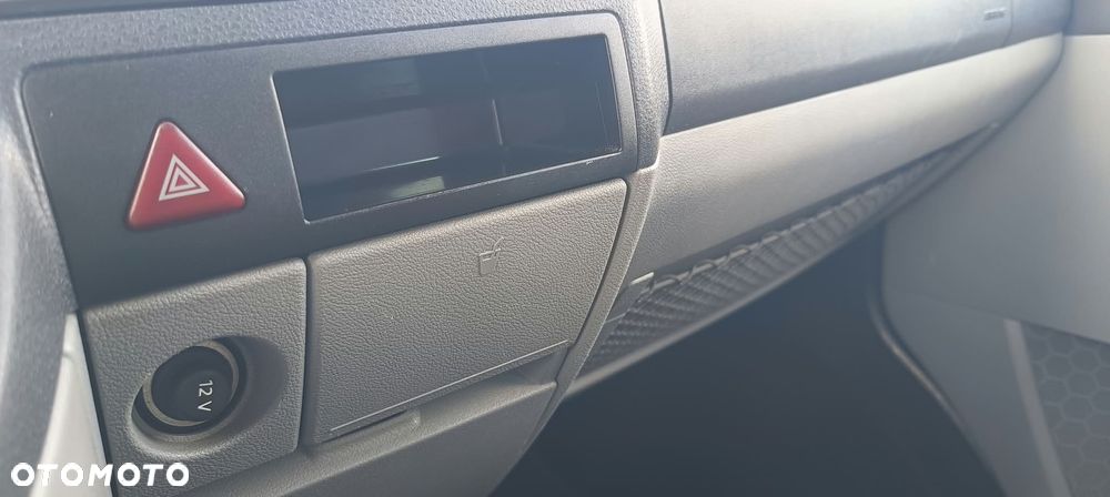 Volkswagen Caravelle - 25