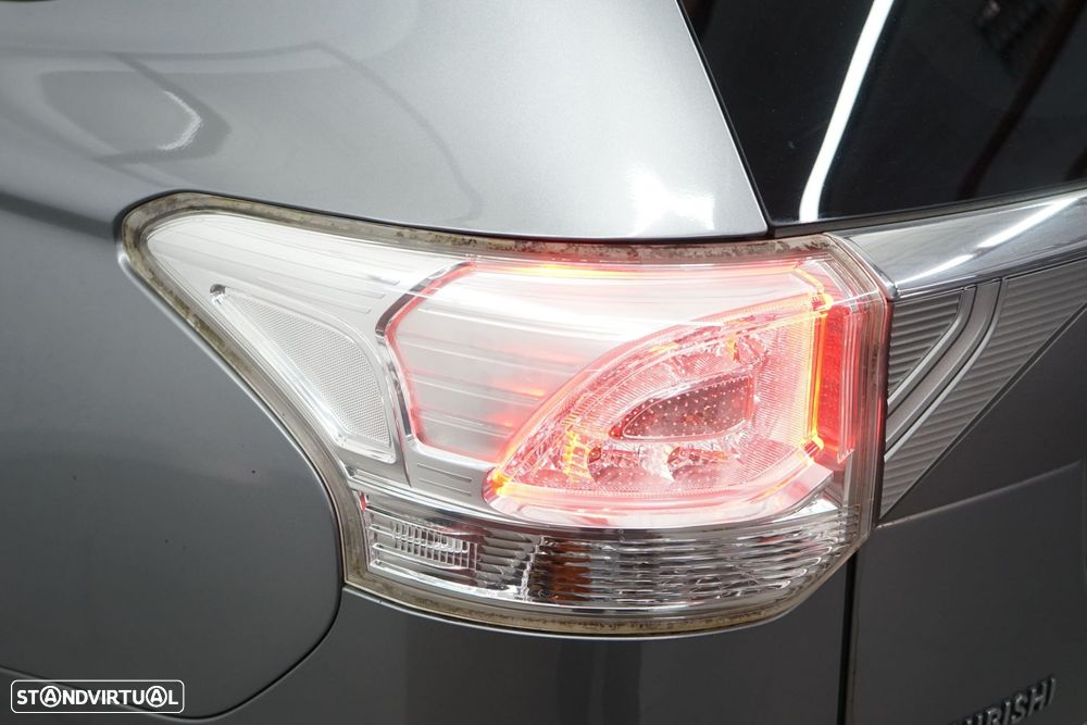 Mitsubishi Outlander 2.0 4WD Plus - 16