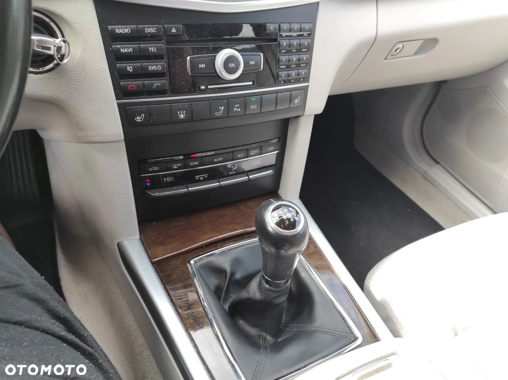 Mercedes-Benz Klasa E 200 BlueEFFICIENCY Elegance - 13