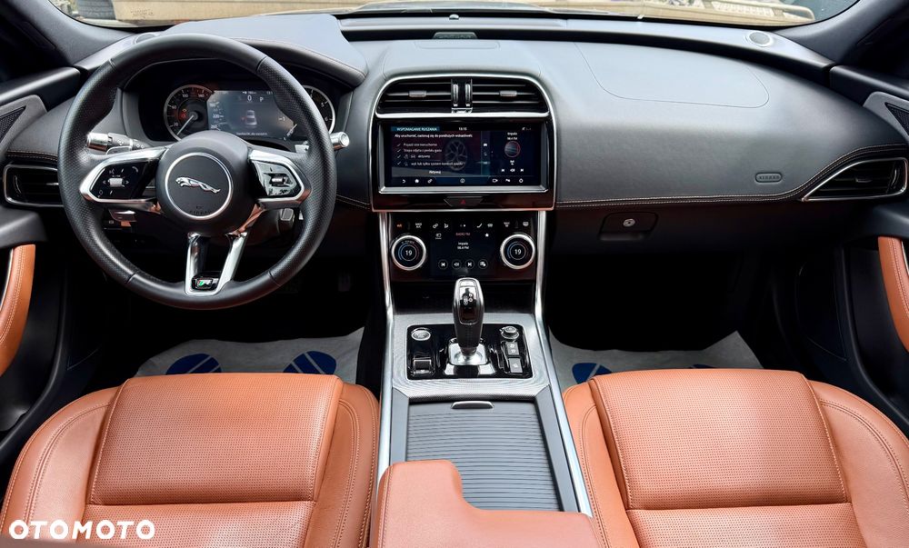 Jaguar XE P250 R-Dynamic SE - 24