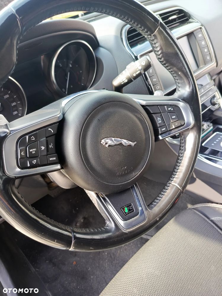 Jaguar XE 2.0 D AWD R-Sport - 28