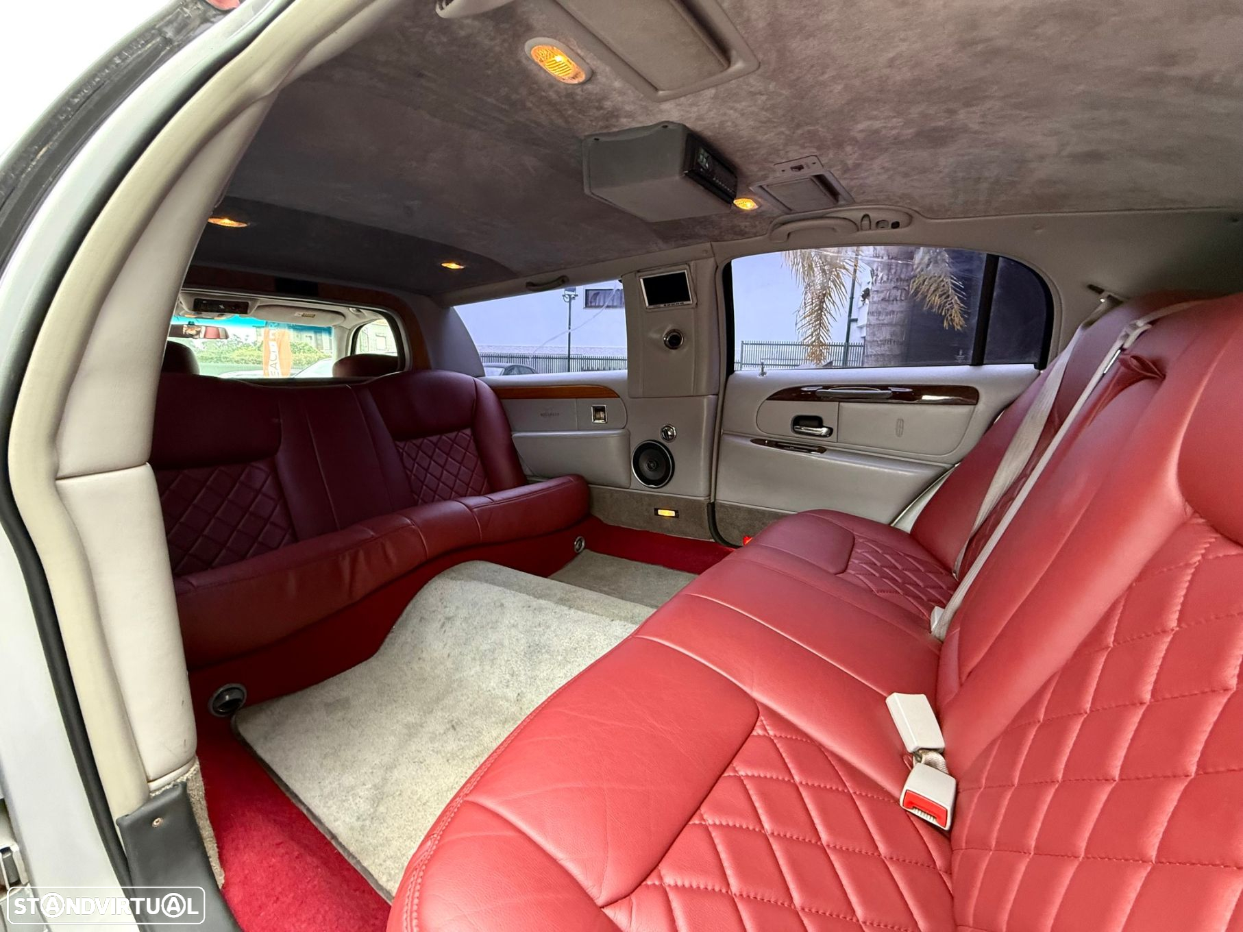 Lincoln Town Car - 7