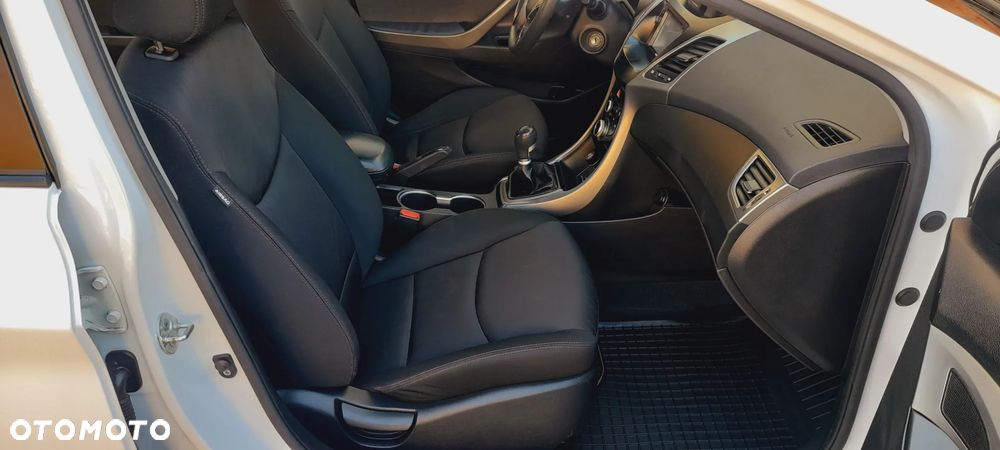 Hyundai Elantra - 11