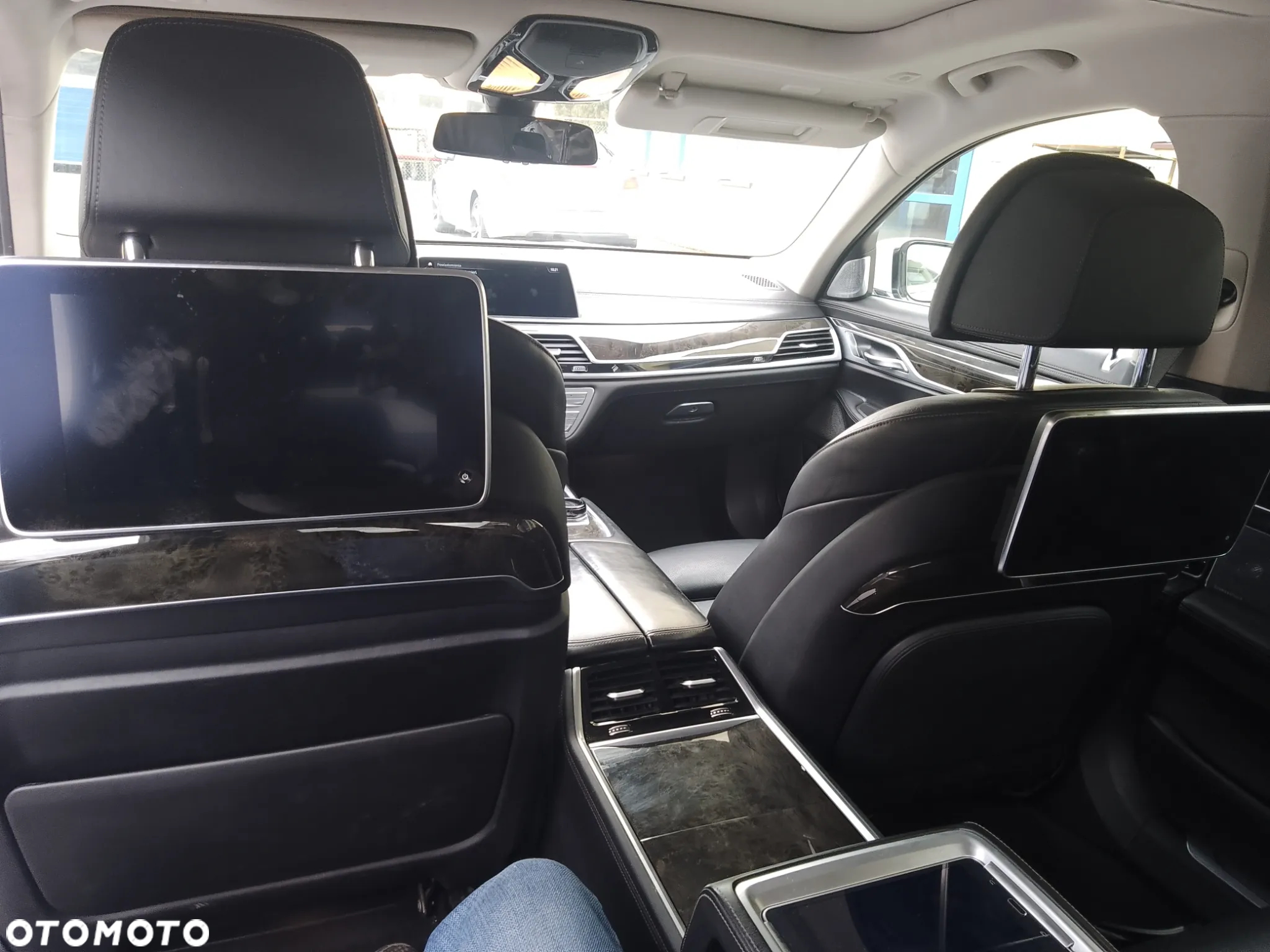 BMW Seria 7 750i xDrive - 11