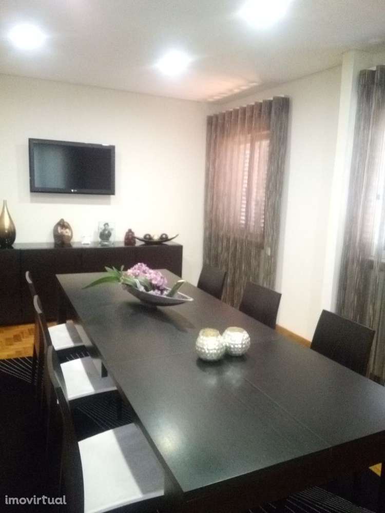 Oportunidade de negócio - Moradia com comércio em S. João da Madeira - Grande imagem: 2/24