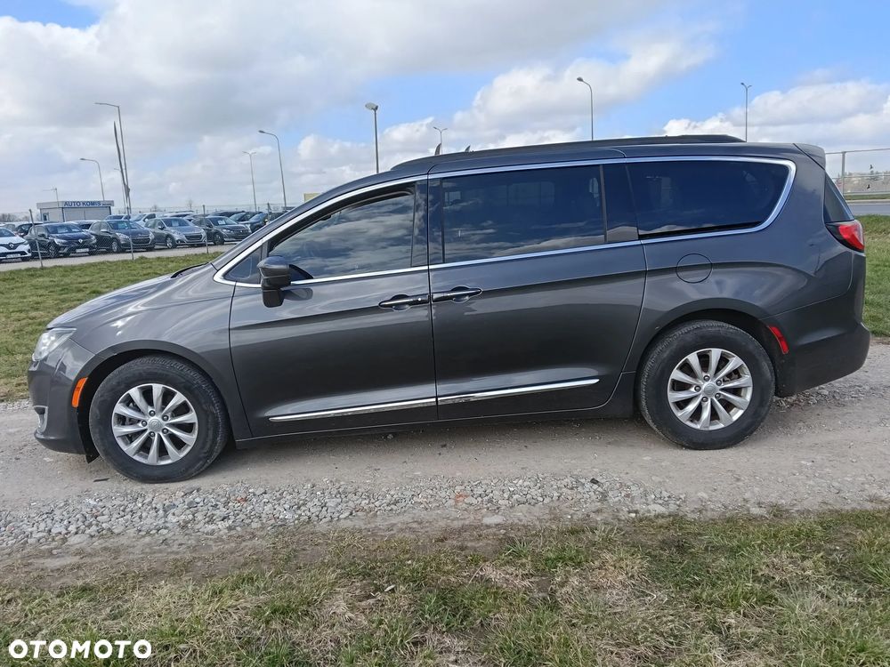 Chrysler Pacifica - 3