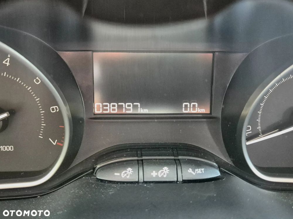 Peugeot 208 1.2 PureTech GPF Signature S&S - 9