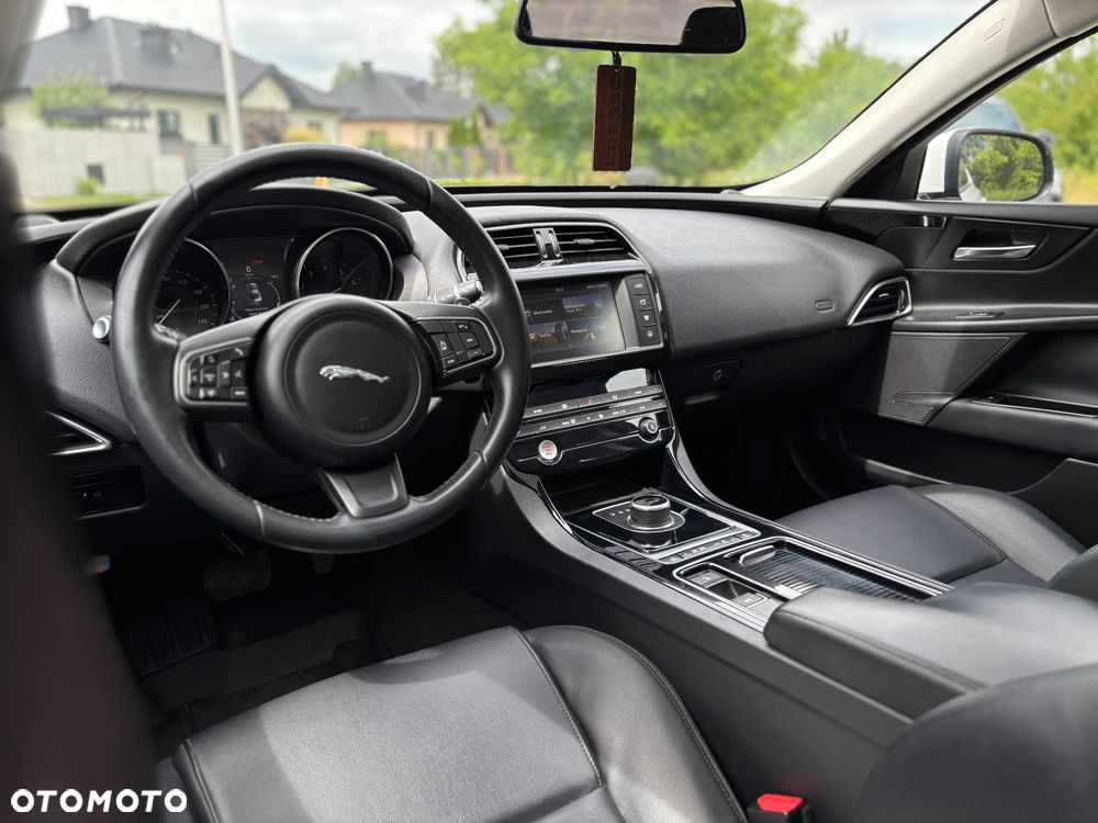Jaguar XE 2.0 T Prestige - 17