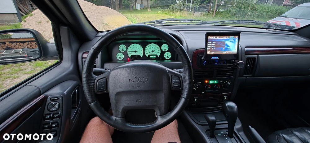 Jeep Grand Cherokee - 32