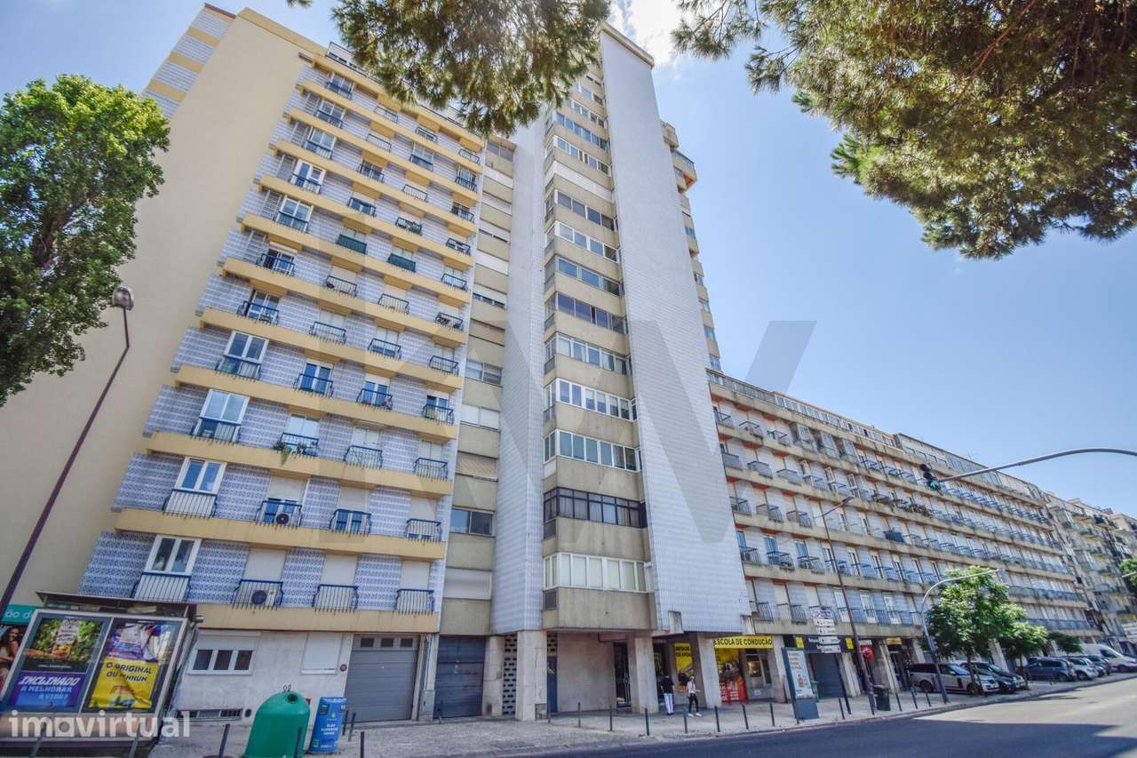 Apartamento T3 com Excelente Exposição Solar em Benfica - Grande imagem: 2/30