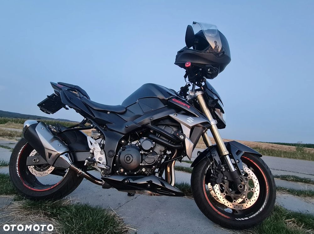 Suzuki GSR - 1