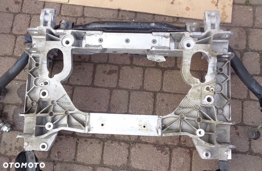 SANKI PRZEDNIE WÓZEK POD SILNIK MASERATII LEVANTE 670102652 . - 2
