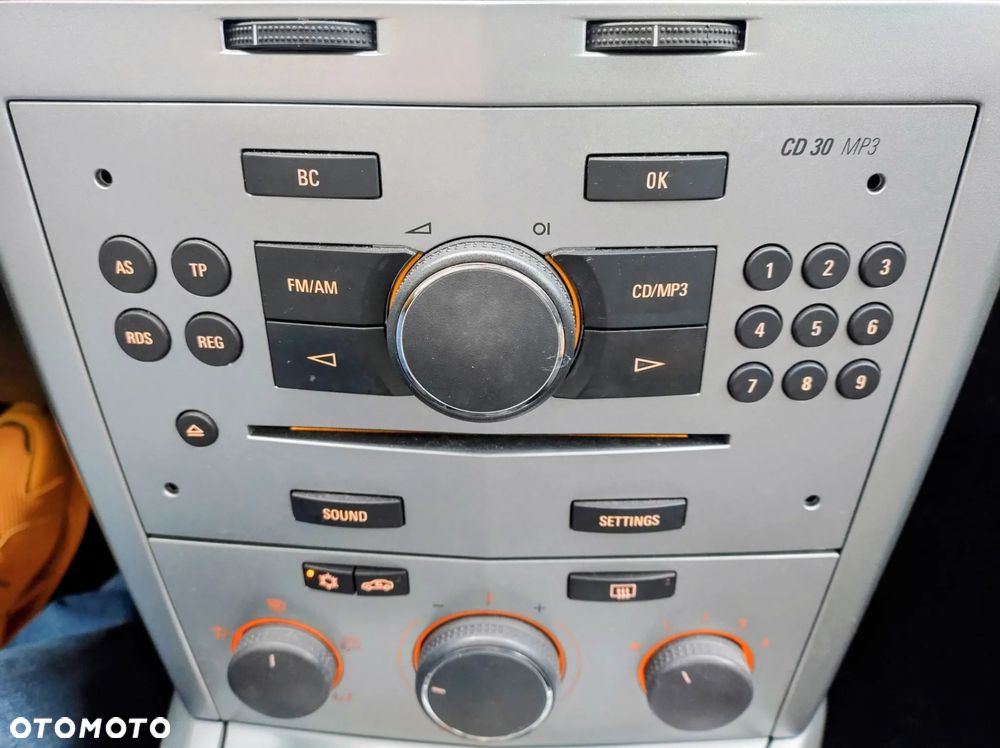 Opel Astra III GTC 1.4 Cosmo - 14