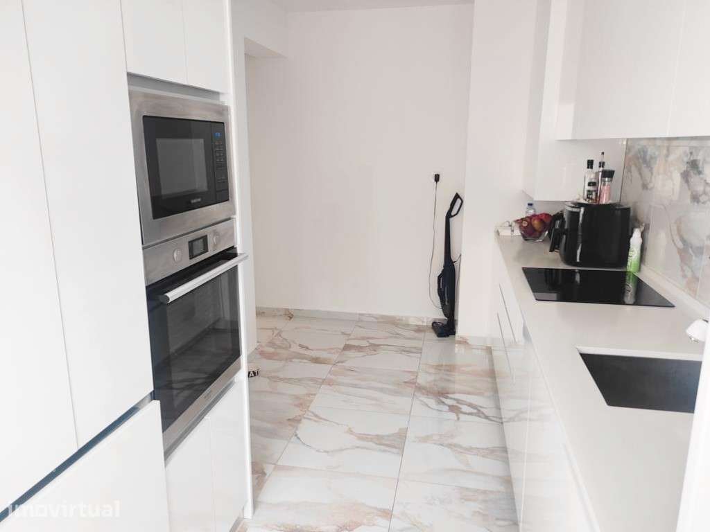 T2 totalmente remodelado no centro do Casal São Brás - Grande imagem: 5/24