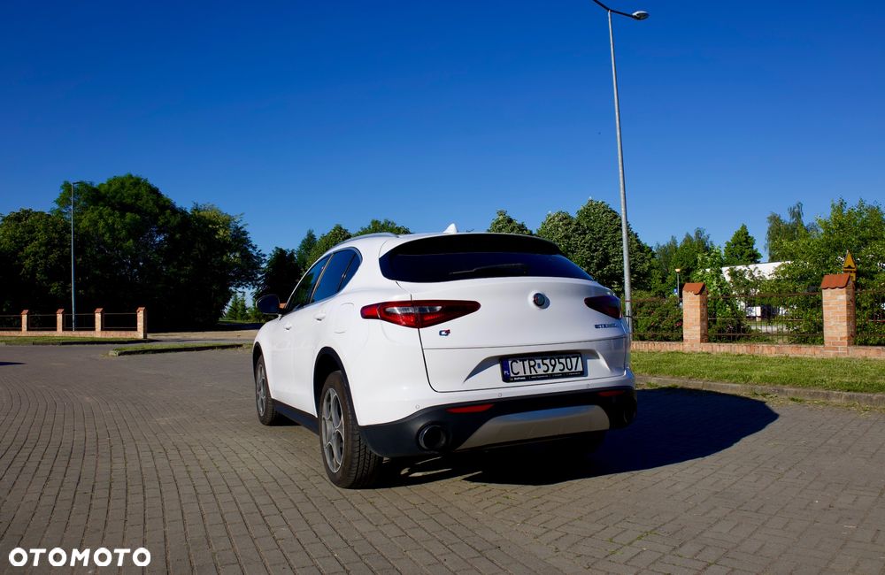 Alfa Romeo Stelvio 2.0 Turbo 16V AT8-Q4 Ti - 4