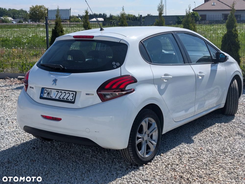 Peugeot 208 - 8