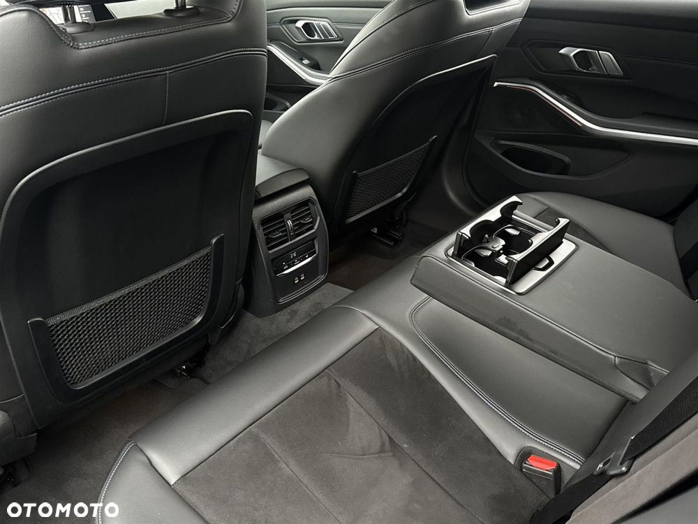BMW Seria 3 330i xDrive - 21