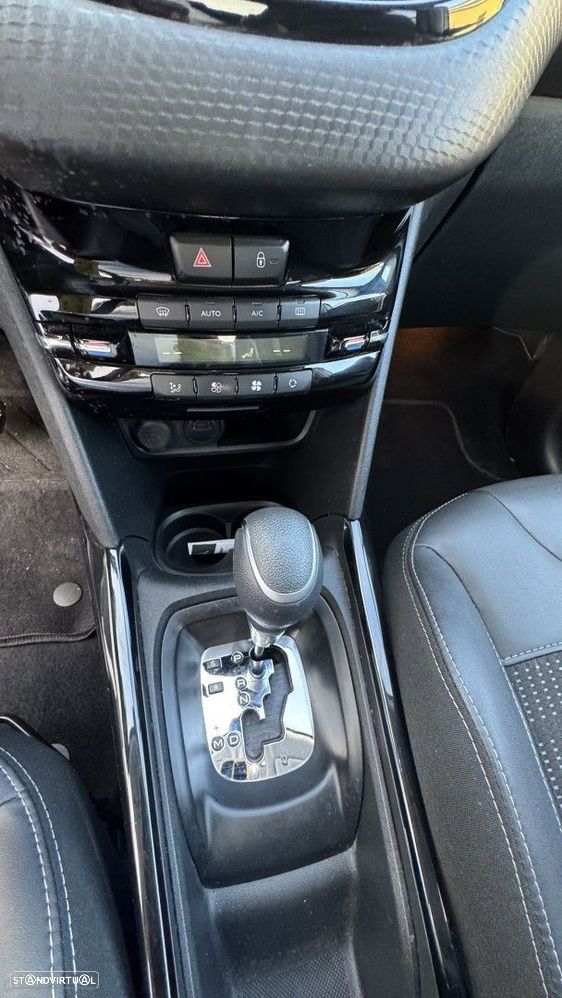 Peugeot 2008 1.2 PureTech Allure EAT6 - 17