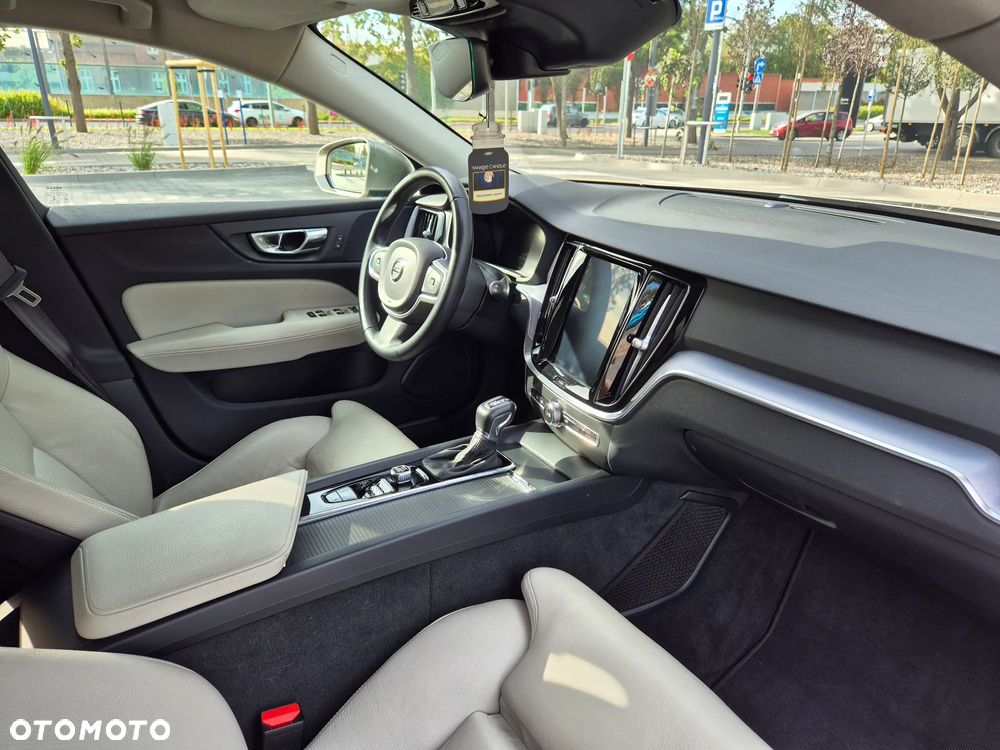 Volvo V60 T4 Momentum Pro - 25