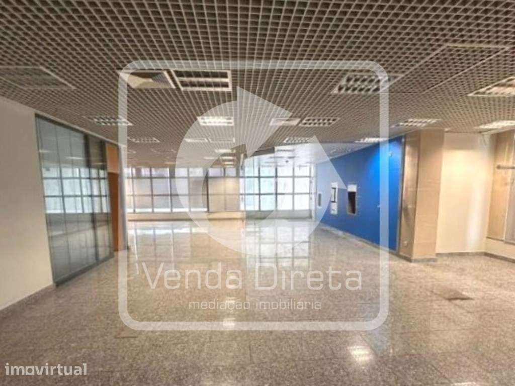 Loja ampla com excelente visibilidade no centro de Vila Nova de Poi... - Grande imagem: 2/24