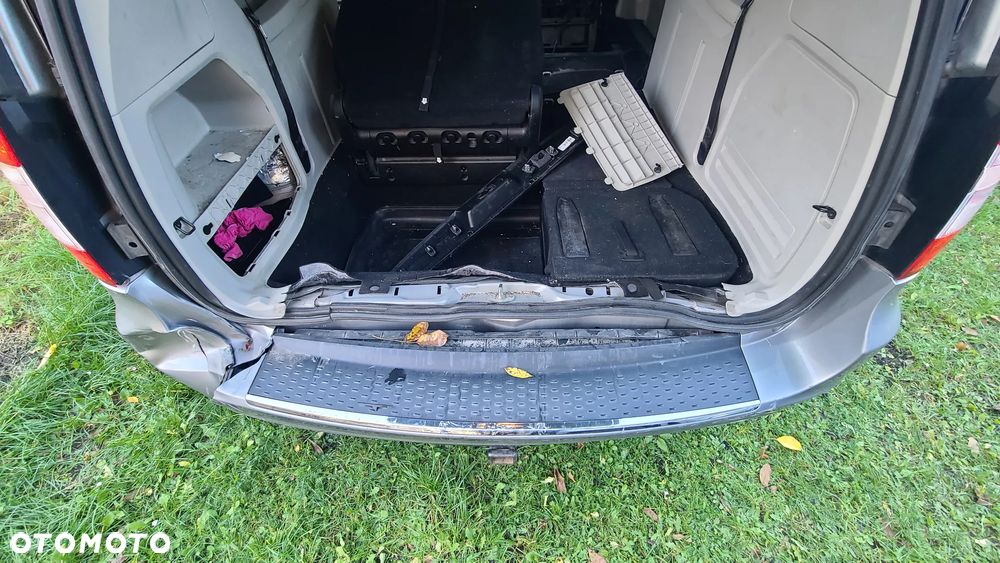Chrysler Town & Country - 13