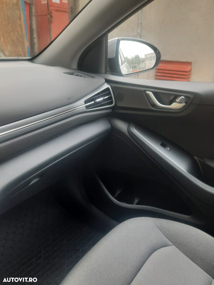 Hyundai IONIQ - 7