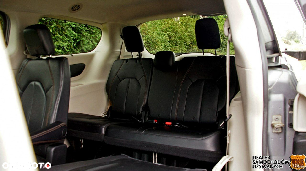 Chrysler Pacifica - 17