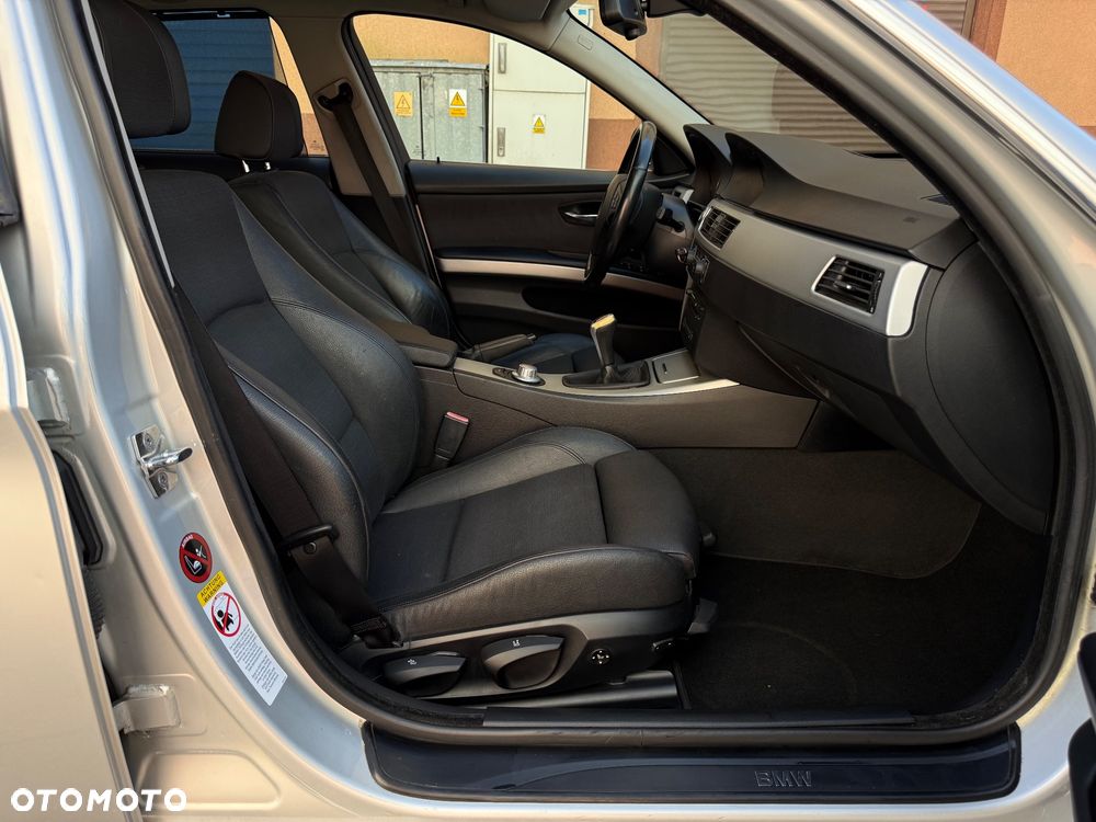 BMW Seria 3 325i - 32