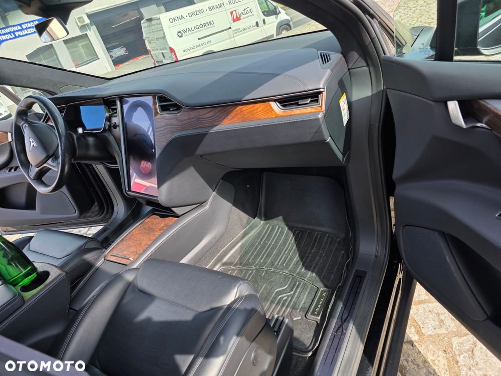 Tesla Model X - 20