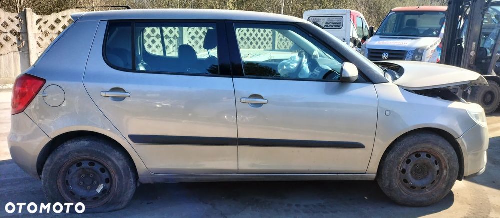 SKODA FABIA II 1.2 BBM 60KM KOD 9202 DRZWI PRAWY PRZÓD TYŁ ZDERZAK KIEROWNICA BŁOTNIK KLAPA SZYBA LUSTERKO LAMPA SILNIK SKRZYNIA CAŁY NA CZĘŚCI - 1