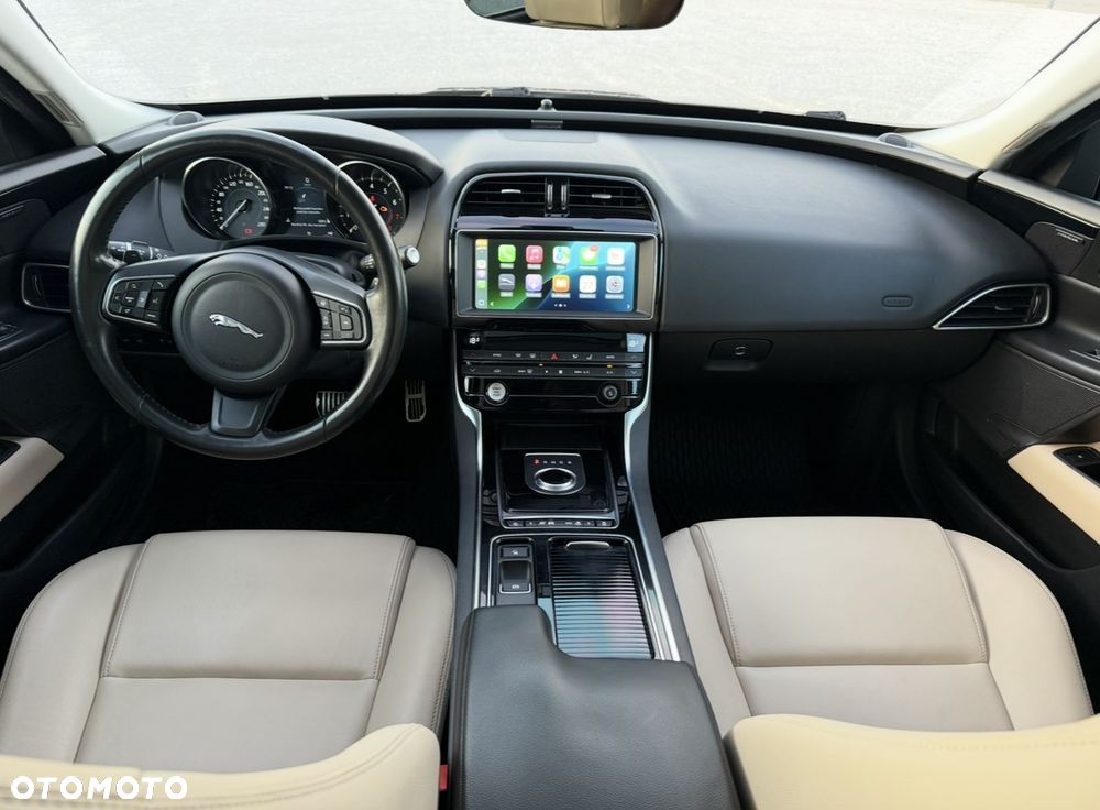 Jaguar XE 25t AWD Prestige - 11