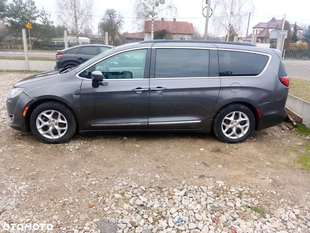 Chrysler Pacifica - 1