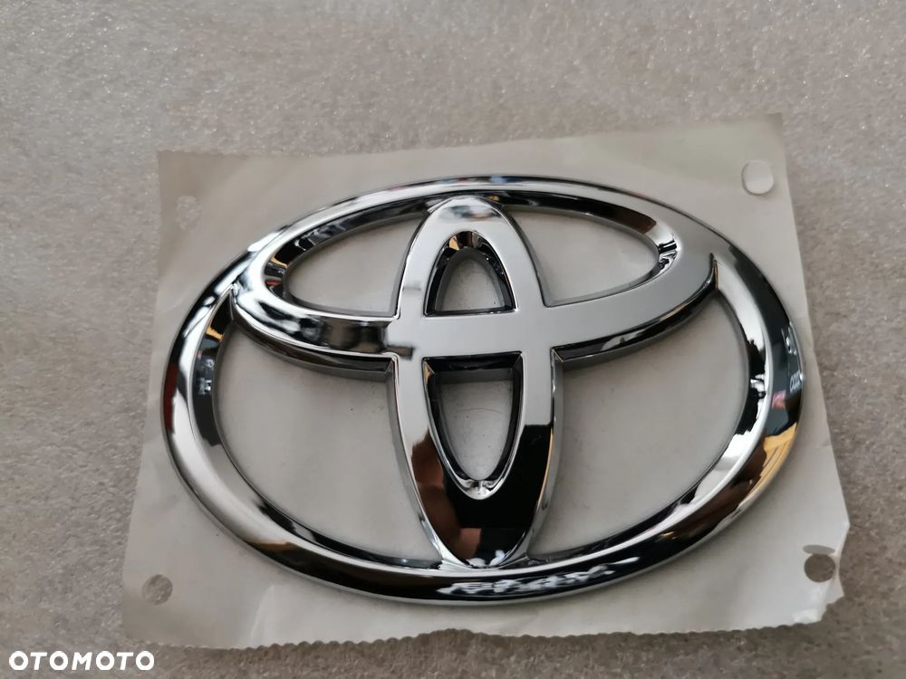 Toyota Aygo Auris Yaris Emblemat tył znaczek logo 12x8 cm 75431-0H010 NOWY - 1