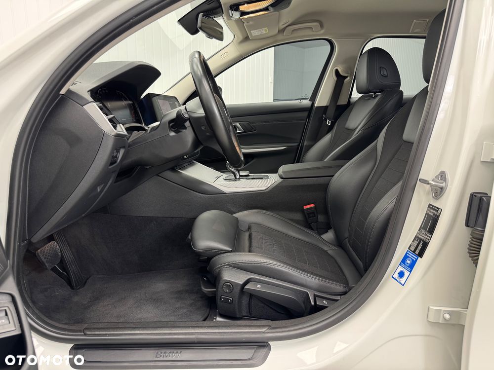 BMW Seria 3 318d Touring Advantage - 17