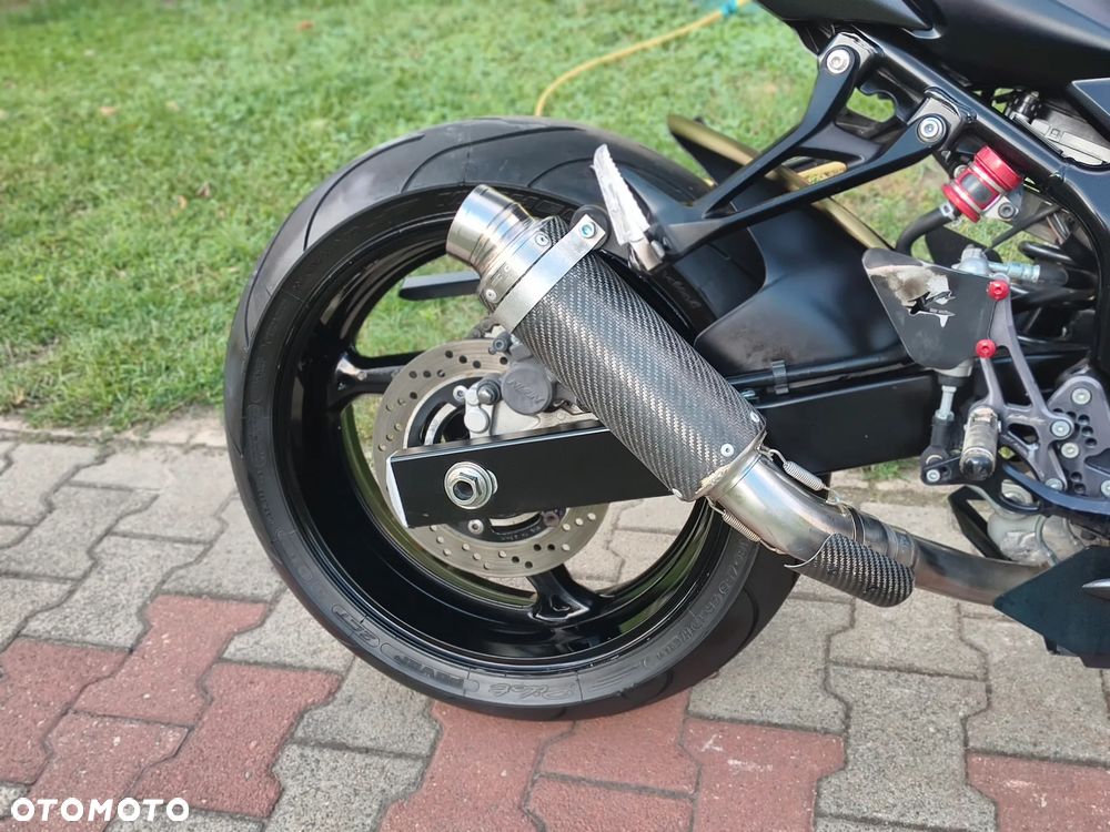 Suzuki GSR - 7