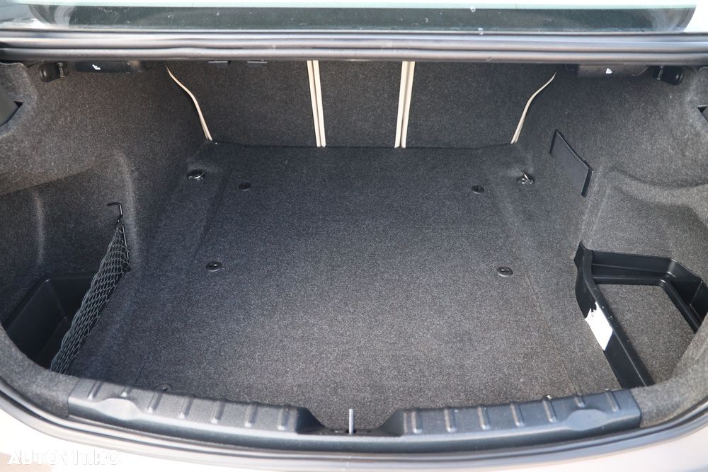 BMW Seria 3 318d Touring Modern Line - 31