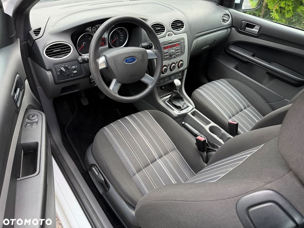 Ford Focus 1.6 16V Style+ - 12