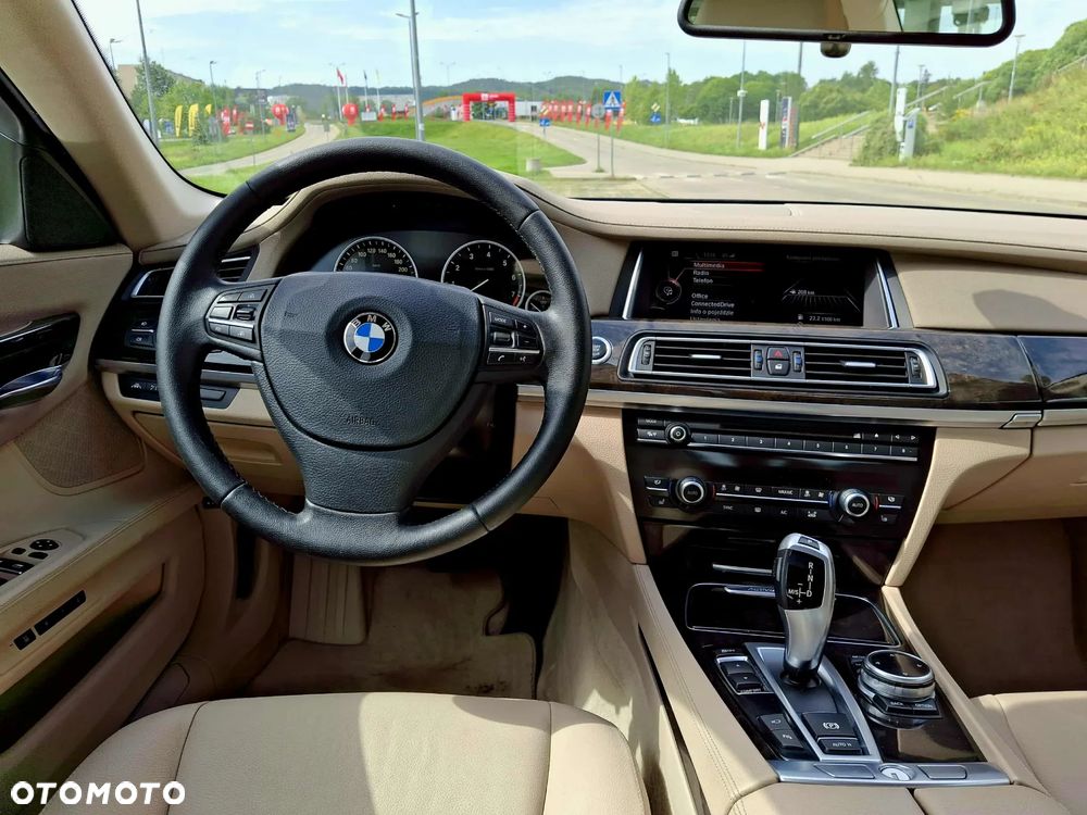 BMW Seria 7 740i - 17
