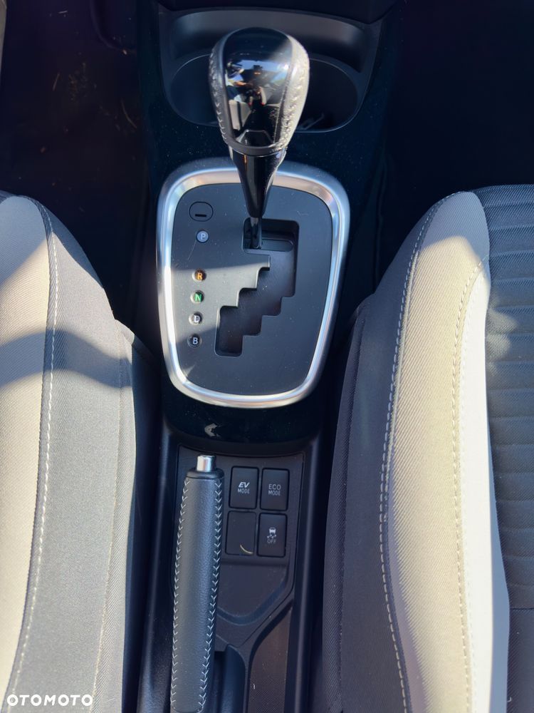 Toyota Yaris Hybrid 100 Selection Platinum - 14