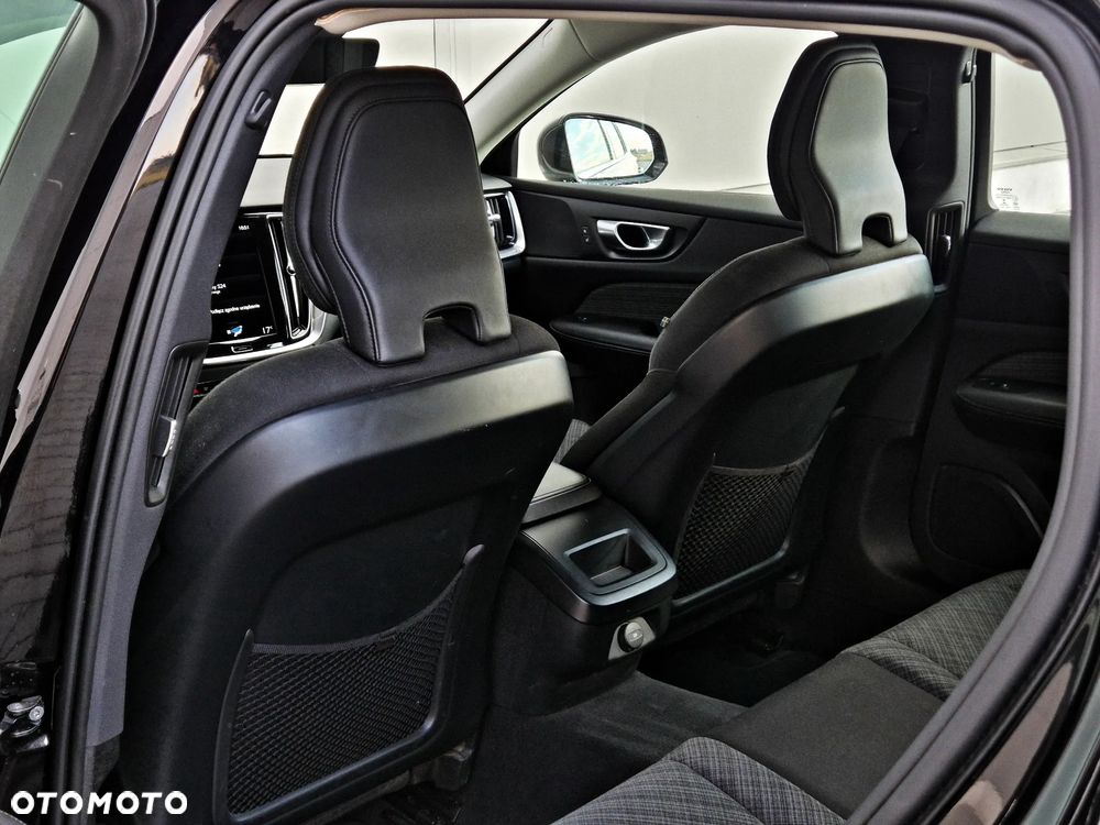 Volvo V60 B3 B DKG Momentum Pro - 33