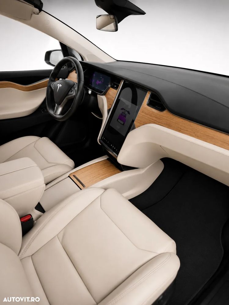 Tesla Model X - 3