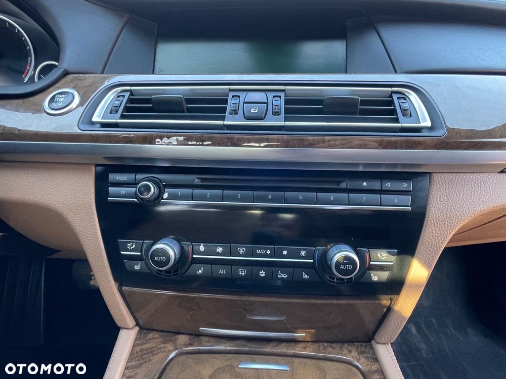 BMW Seria 7 750i L xDrive - 14